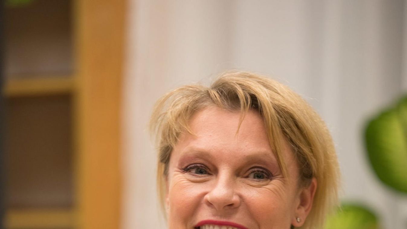 Hegyi Barbara sok szerepben jól érzi magát és szakácskönyvet ír