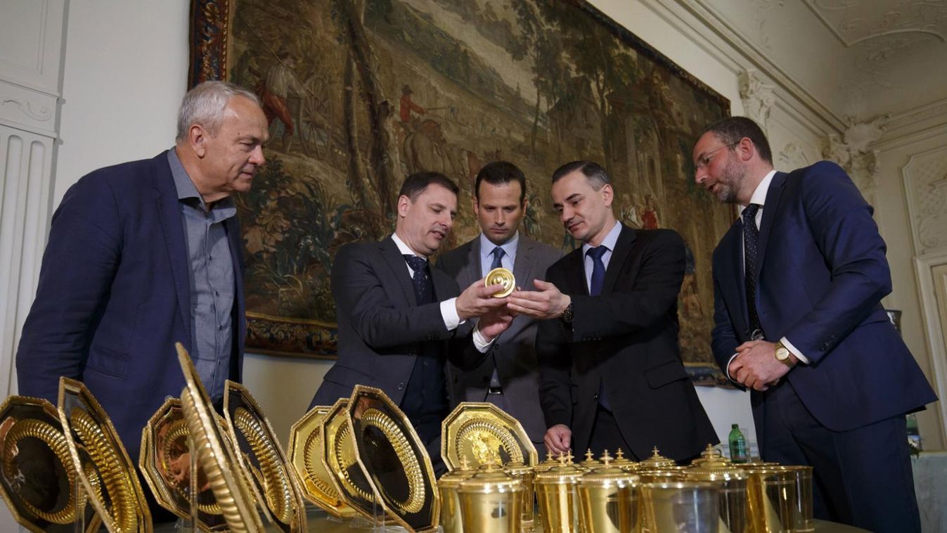 Aranyozott ezüstkincsek kerültek vissza a keszthelyi kastélyba