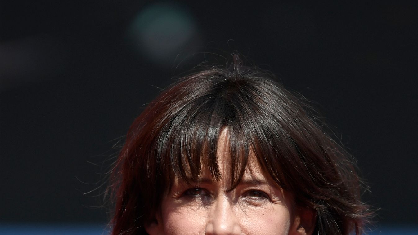 BEOL - Sophie Marceau betiltaná a ketreces tyúktartást