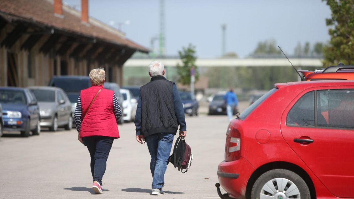 Menetrend szerint megtelik a vasútállomás parkolója