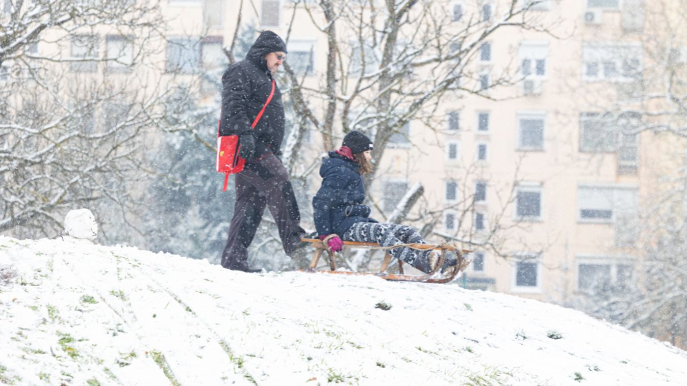 Nagy pelyhekben érkezett meg a hó Békés megyébe