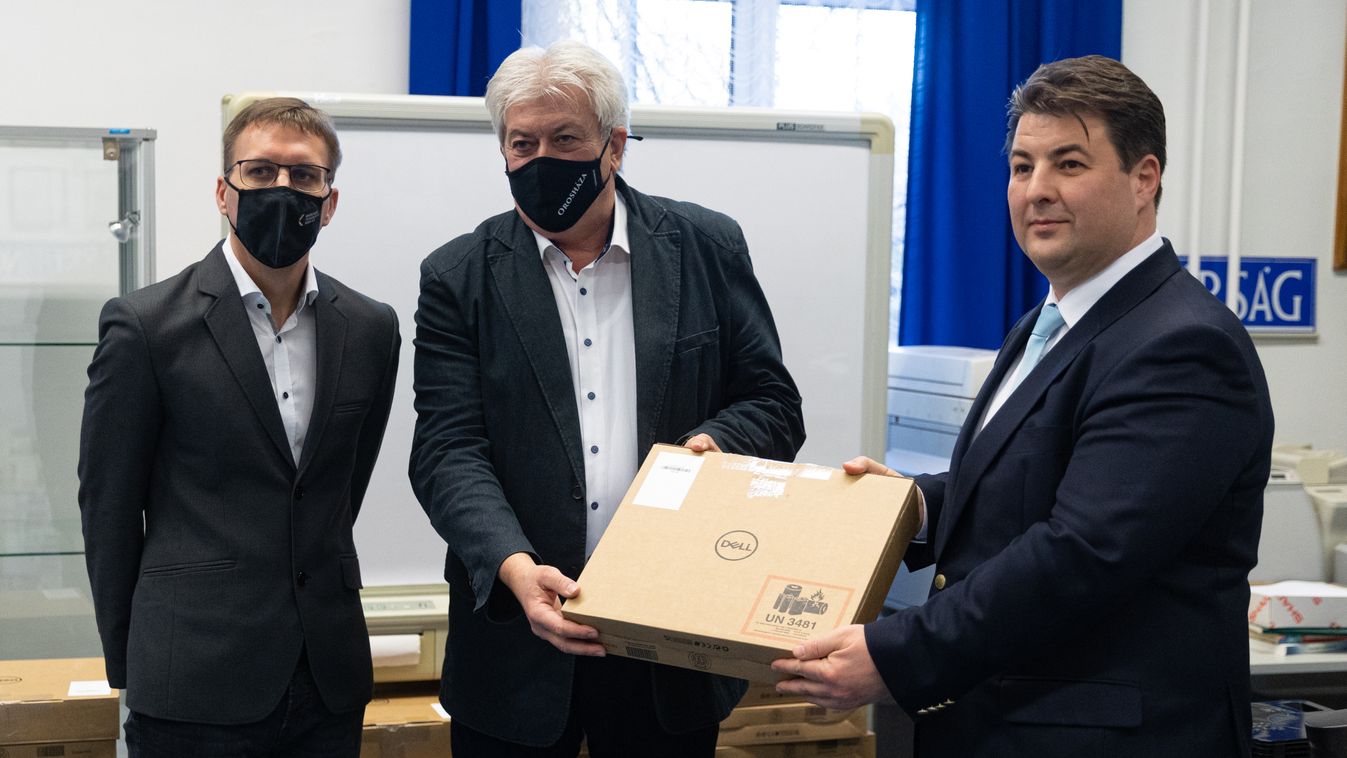 Új informatikai eszközöket kaptak két járás iskolásai