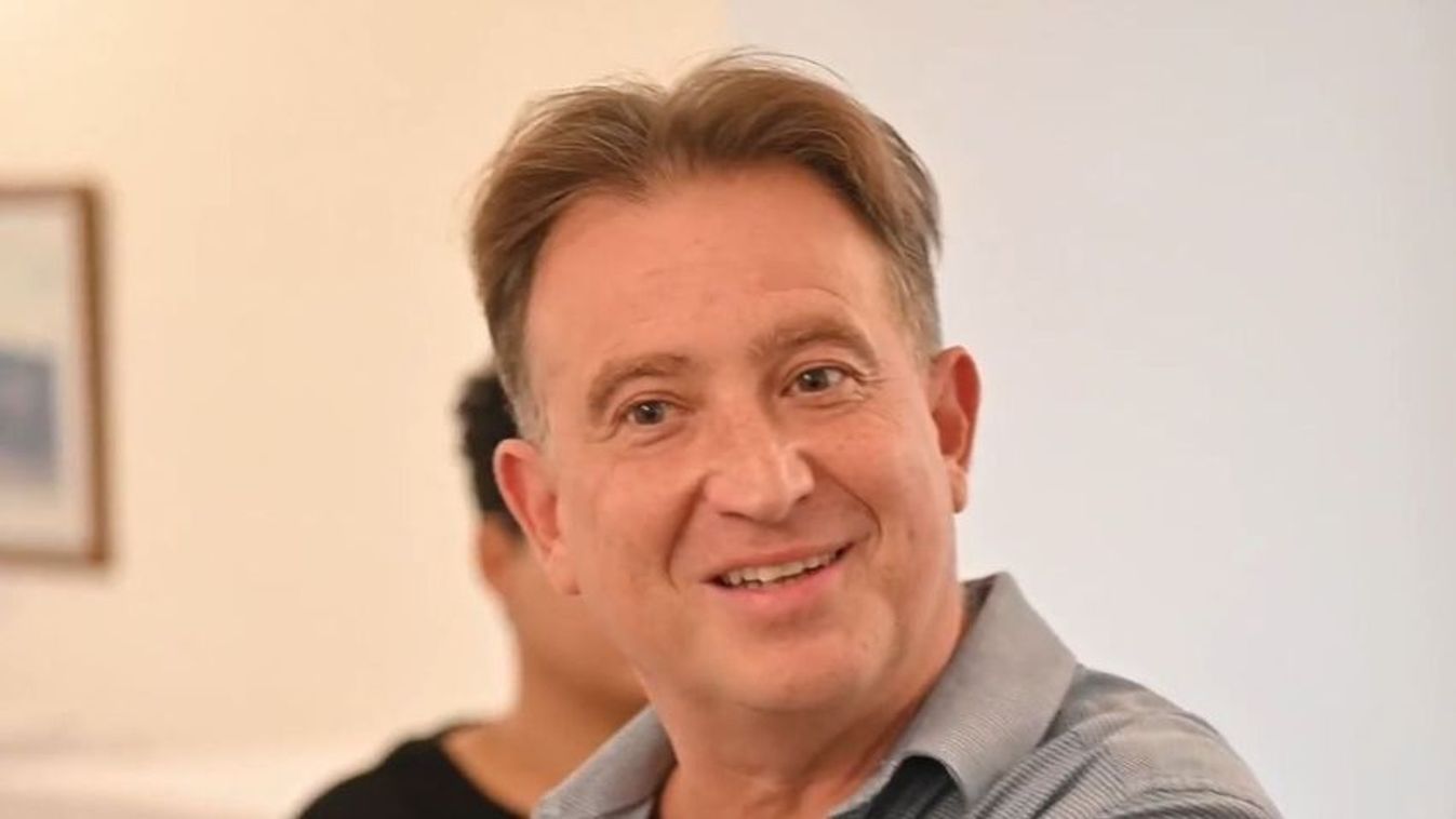 Simon András elkerítette a sajtót a budapesti Városházán (videó)