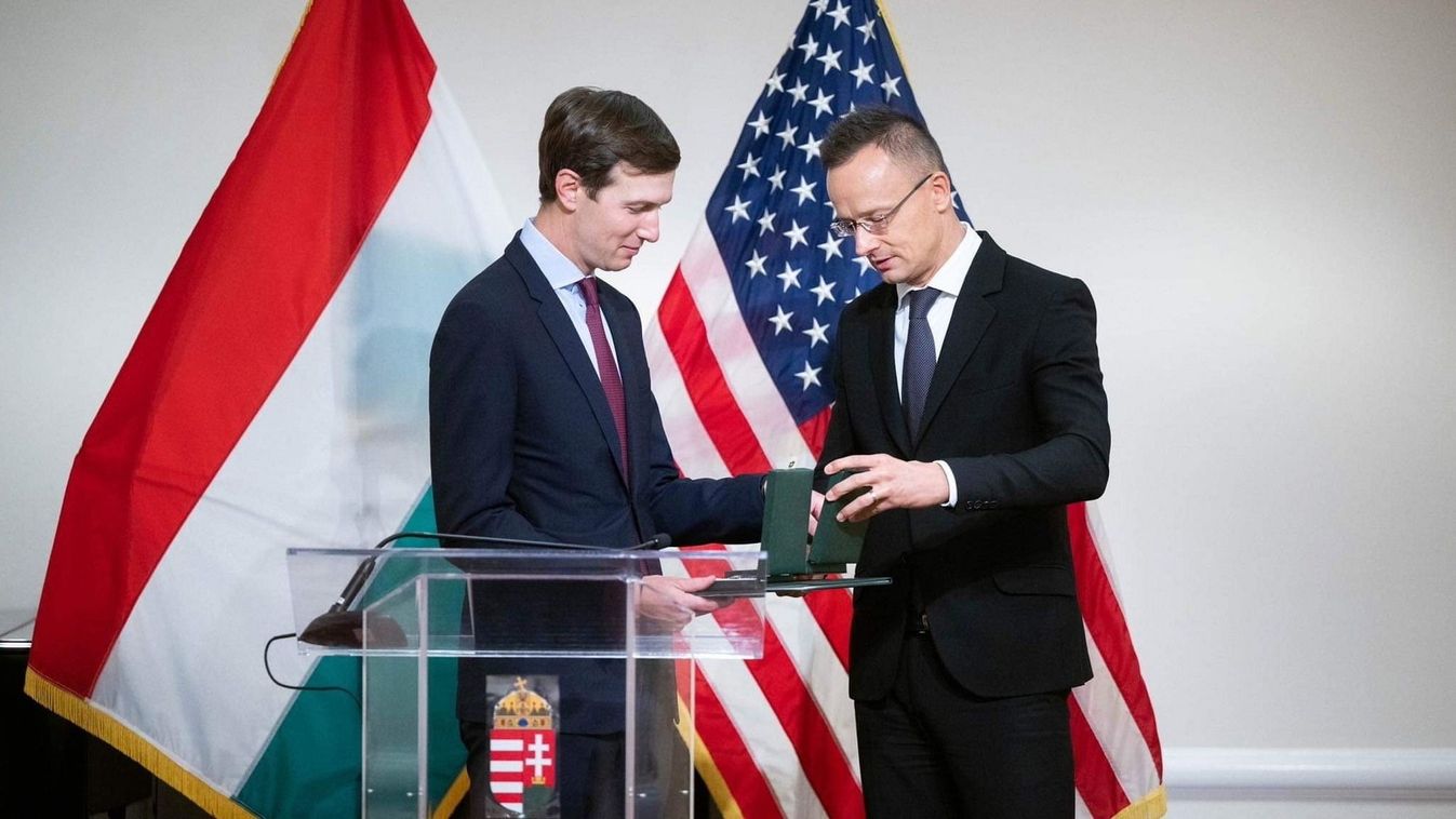 Szijjártó Péter állami kitüntetés adott át Jared Kushnernek New Yorkban (videó)