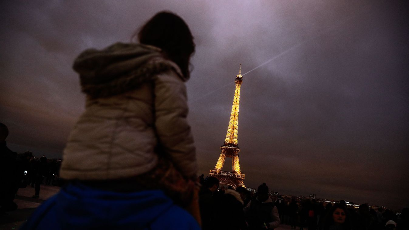 Korábban lekapcsolják az Eiffel-torony díszkivilágítását, hogy áramot spóroljanak
