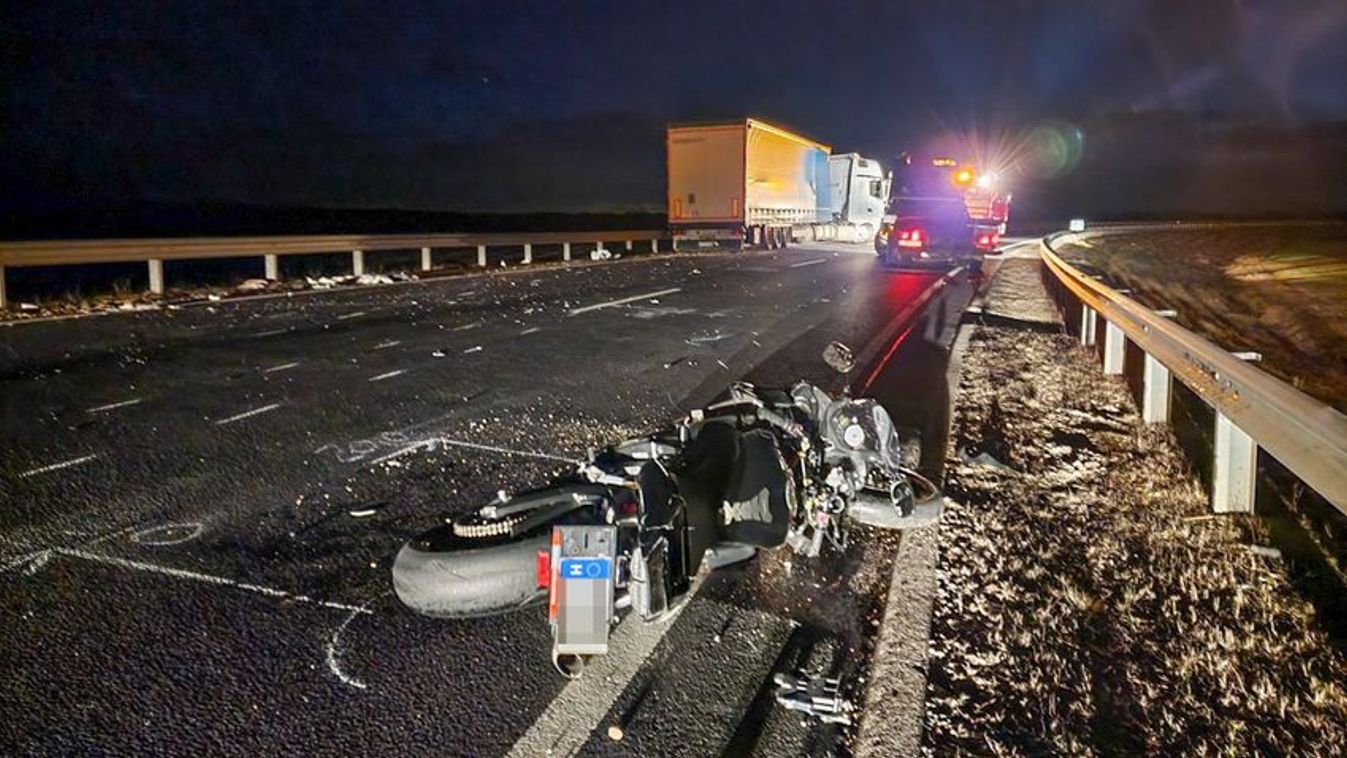 Két motorral ütközött a kamion, az egyik motoros azonnal meghalt