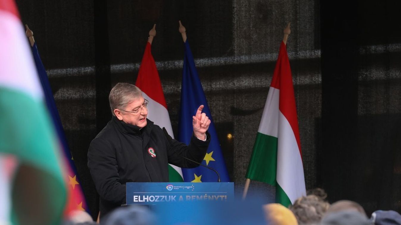 Gyurcsány Ferenc pár száz szimpatizáns előtt mondott beszédet