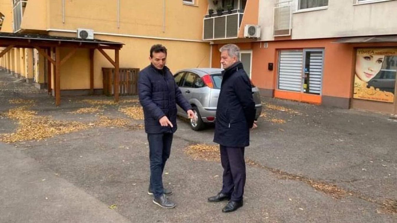 Járdán parkoló autók miatt kértek segítséget a lakók Békéscsabán