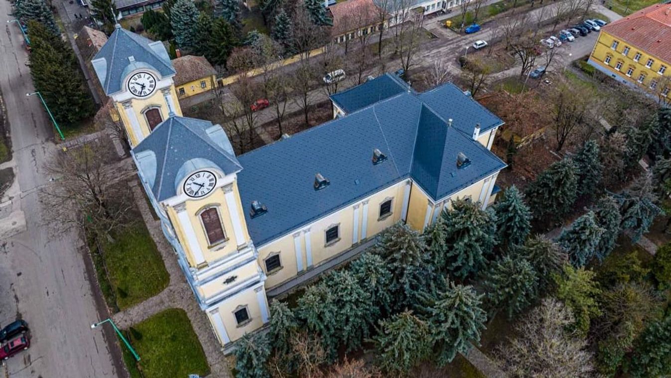 Madártávlatból is pompás az új templomtető látványa