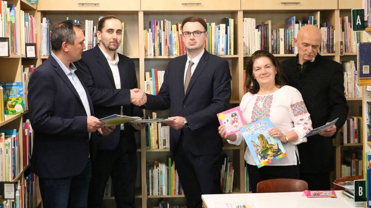 Ukrán nyelvű gyerekkönyveket adományoztak a megyei könyvtárnak