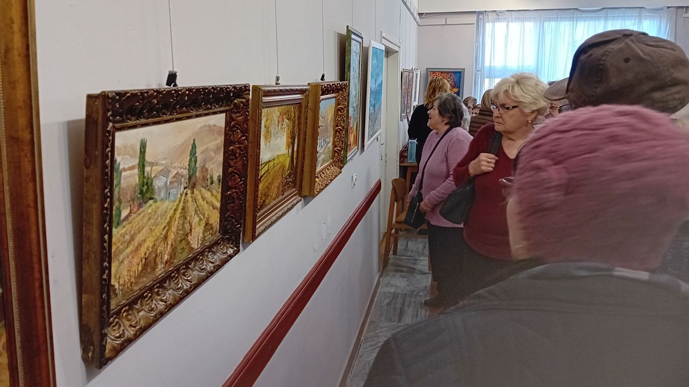 A festmények látványát zenei élménnyel fűszerezték