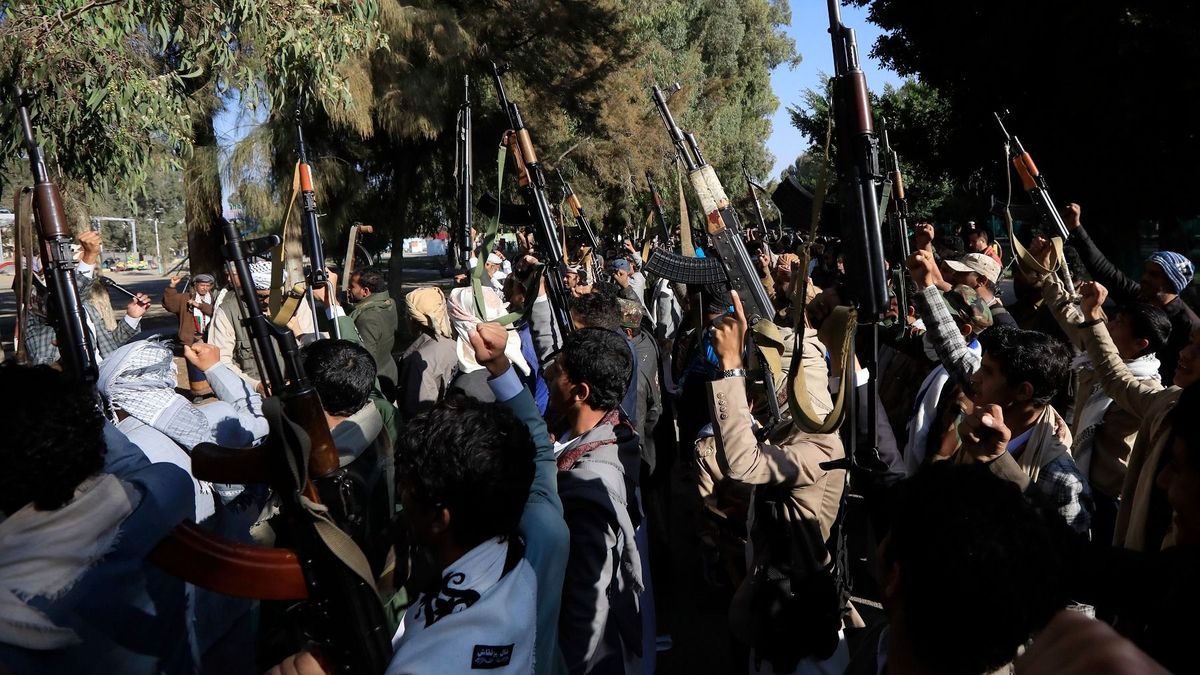 Újabb támadások a húszi lázadók jemeni katonai létesítményei ellen – frissül