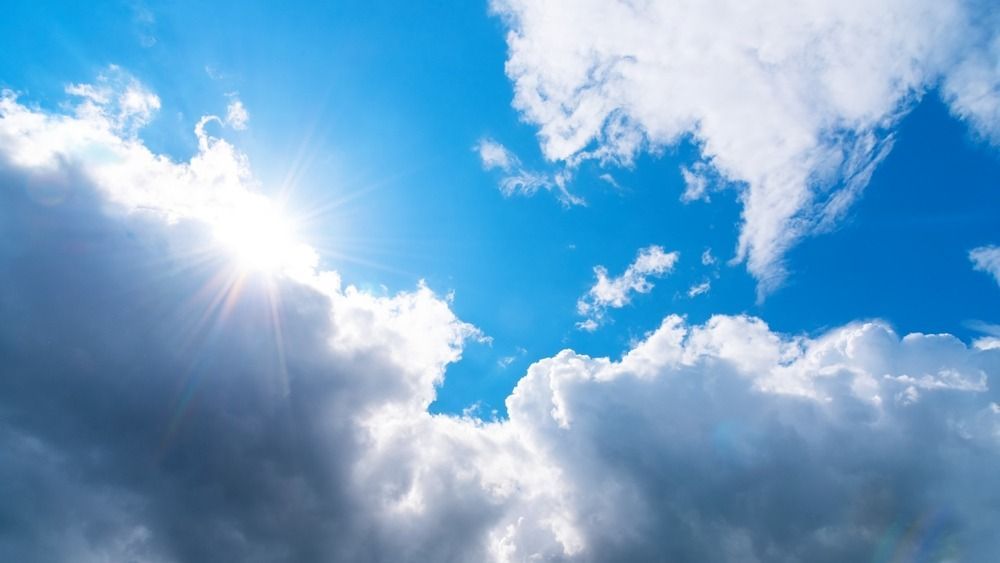 Picture,Of,Cumulus,Clouds,With,Sun,Rays,And,Blue,Sky.