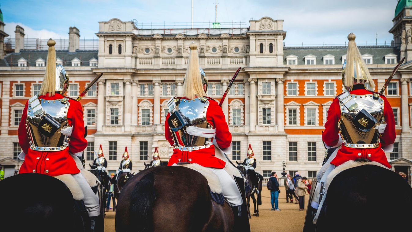 Megbokrosodott katonalovak ámokfutása miatt sérültek meg többen Londonban (videó)