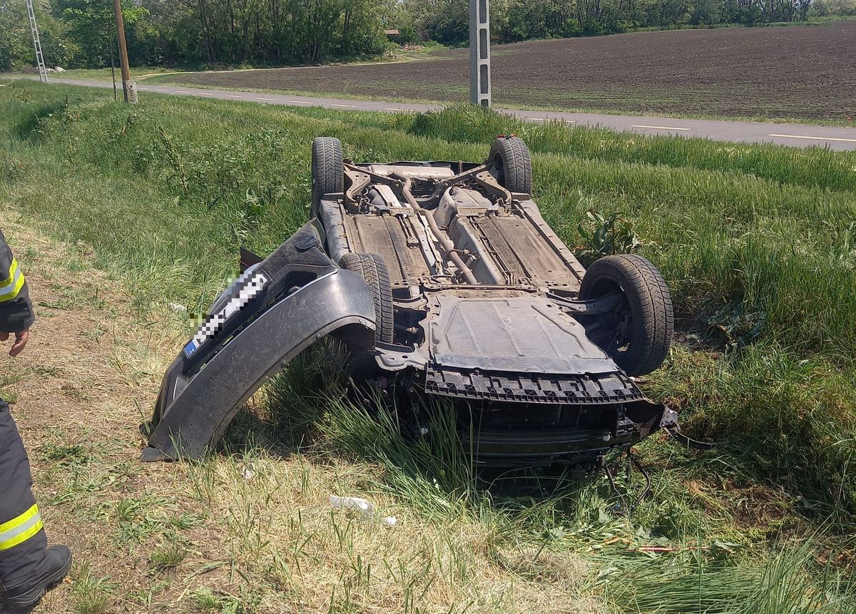 baleset, személygépkocsi, árokba borult