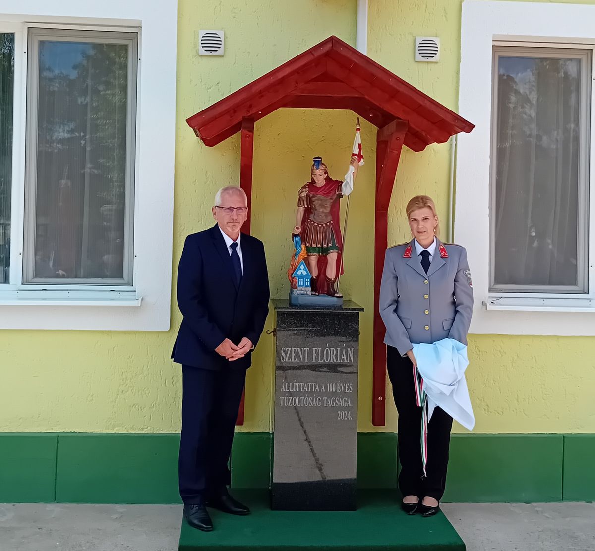 tűzoltók, Szent Flórián szobrát Zsura Zoltán és Tomozi Anett elnök leplezte le a laktanyában