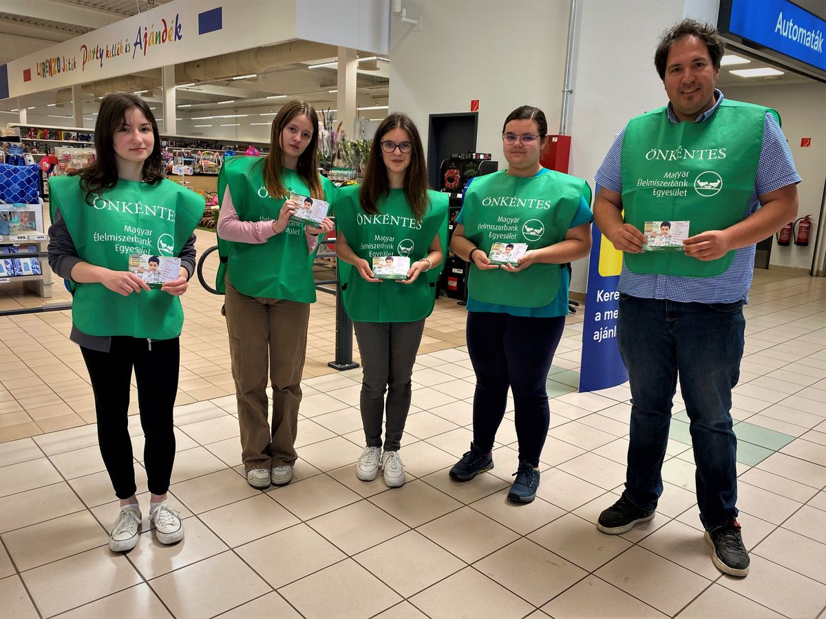 A békéscsabai, Szarvasi úti Tesco áruházban a Mentálhigiénés Egyesület gyűjti az adományokat az Élelmiszerbank partnereként
