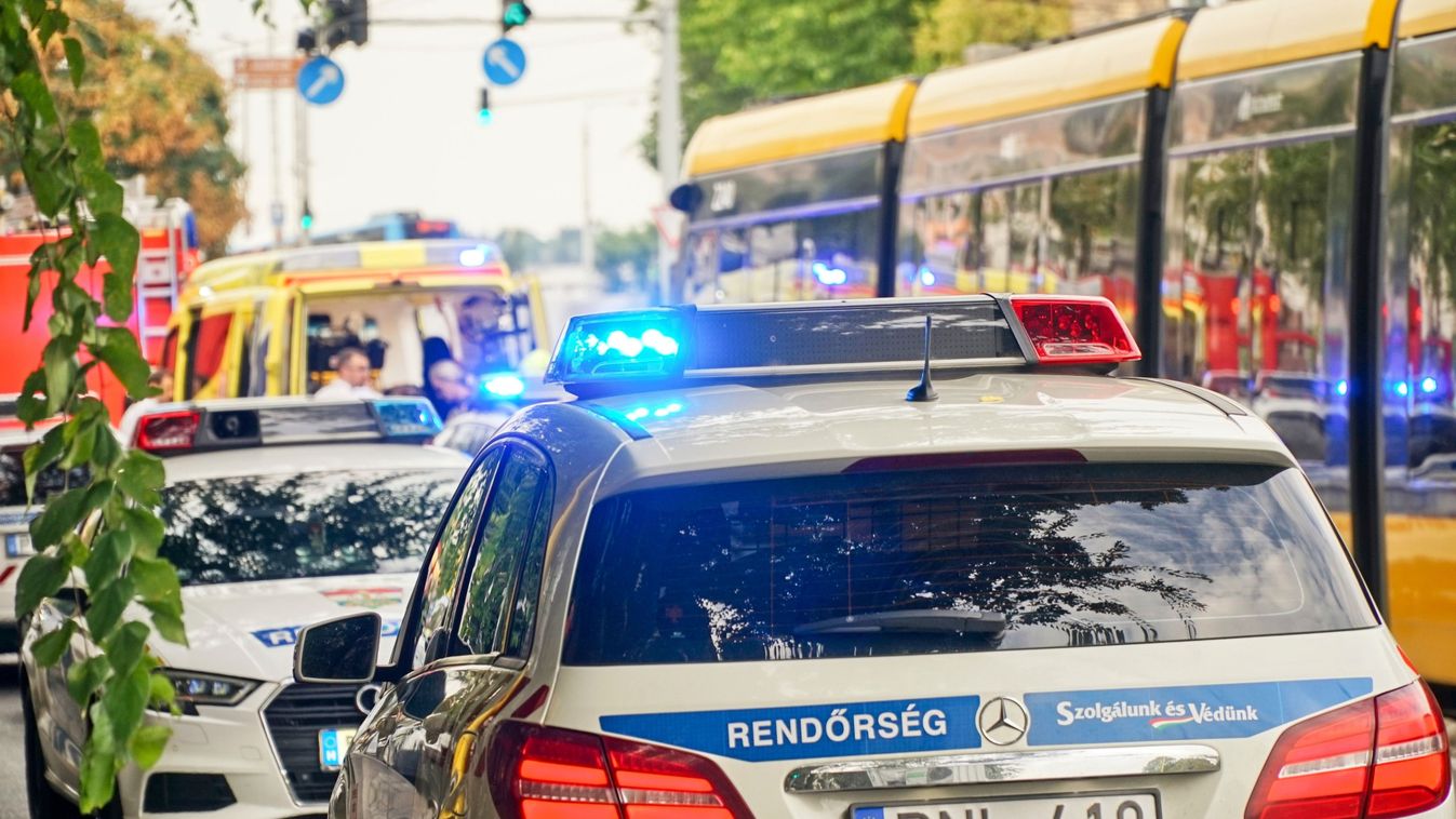 Megdöbbentő: az életével játszott egy utas a villamoson (videó)
