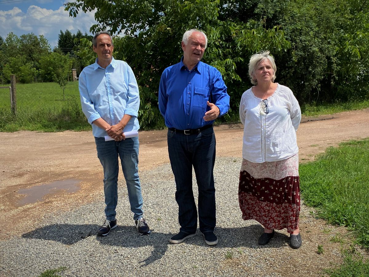 Diós Zsolt, Herczeg Tamás és Szferléné Dénes Pálma jelentette be, hogy kiépült a vezetékes ivóvízhálózat a Kenderföldeken