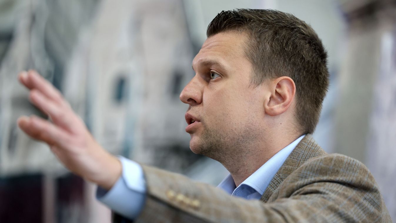 Menczer Tamás: Ukrajna a fegyverszállítás miatt zsarol bennünket (videó)