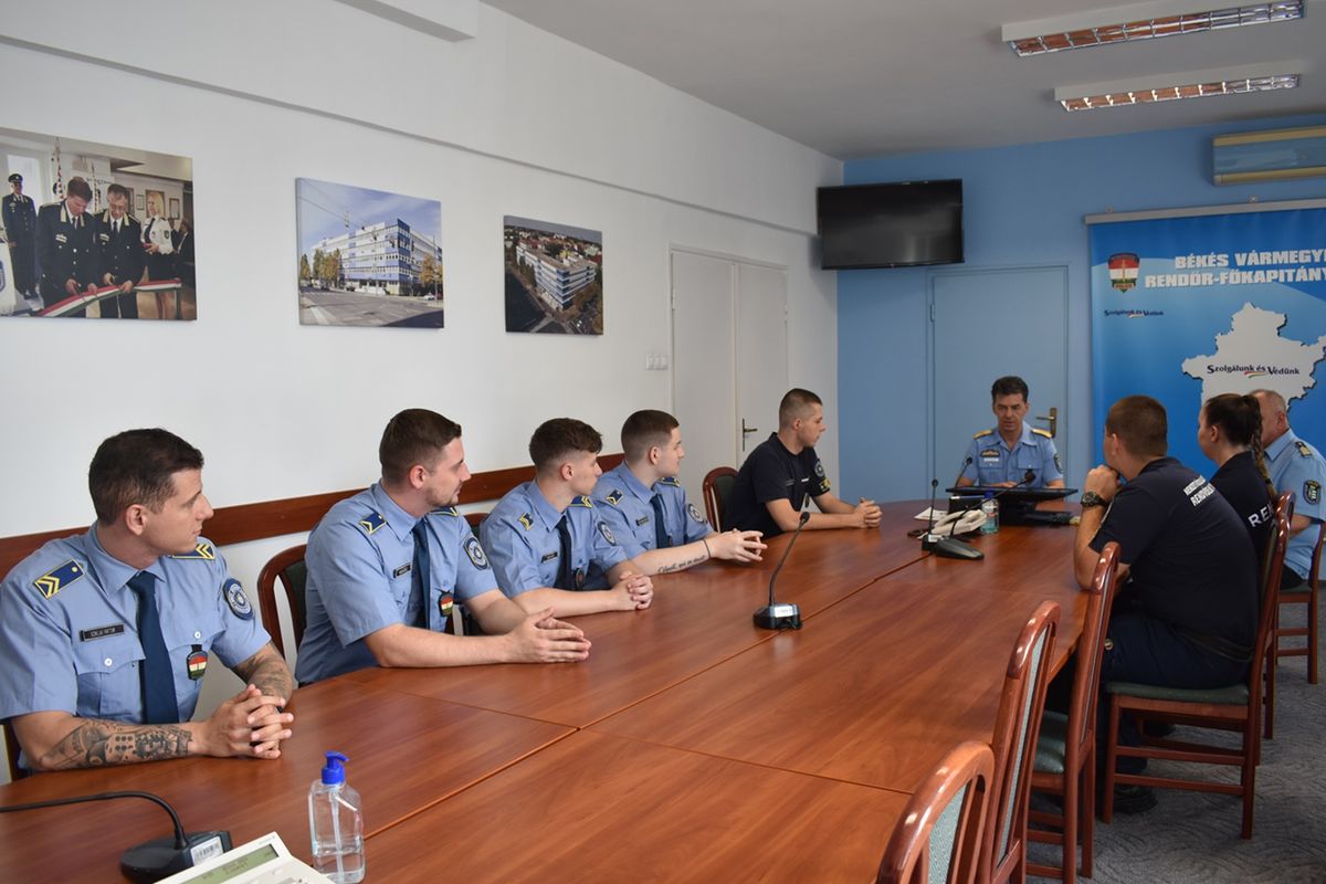 Hét fiatalt fogadott a minap Békéscsabán, a rendőrségen Vörös Ferenc vármegyei rendőrfőkapitány