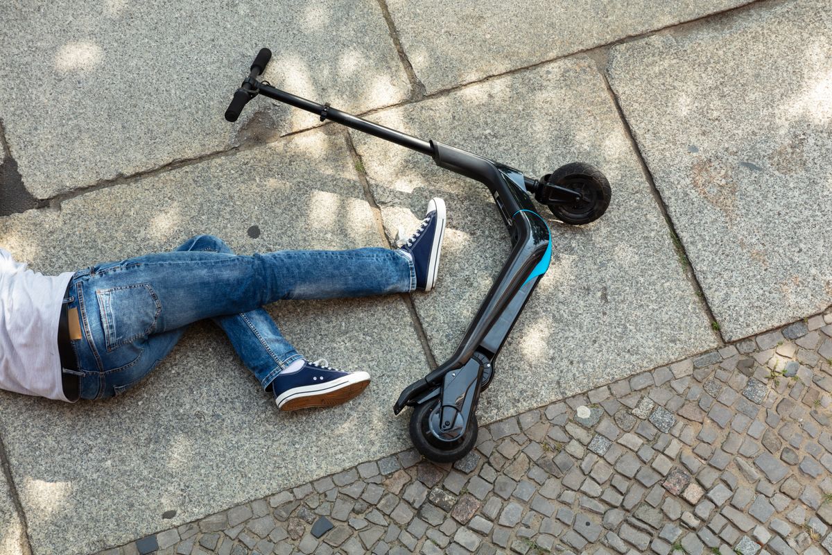 Elesett az elektromos rollerével, aztán azt mondta, hogy kerékpárosok okozták a balesetet