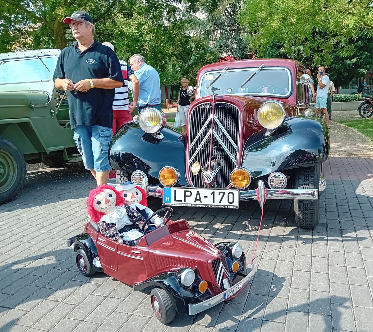 oldtimer járgányok, auto-motor, főtér, Orosháza