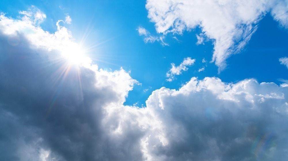 Picture,Of,Cumulus,Clouds,With,Sun,Rays,And,Blue,Sky.