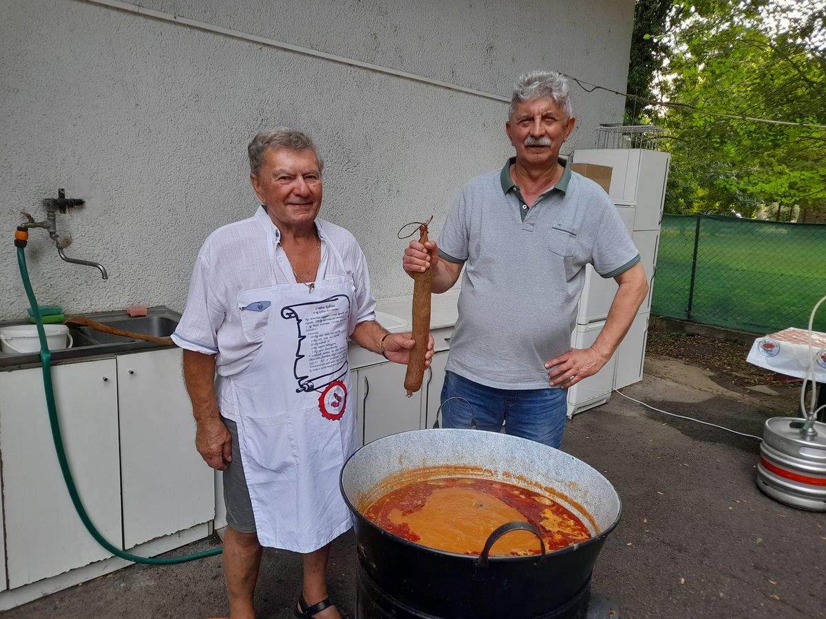 Csabai kolbász is előkerült a halászléfőzésnél, a képen balra Lugosi Gyula, mellette Piatkó György