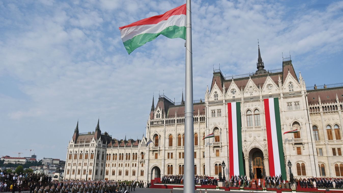 Felvonták a nemzeti lobogót a Kossuth téren (galéria)