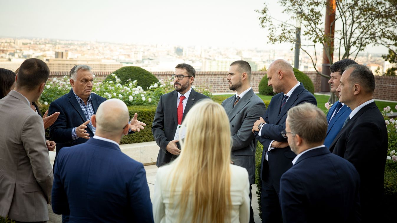 Orbán Viktor közép-európai jogászprofesszorokkal tárgyalt