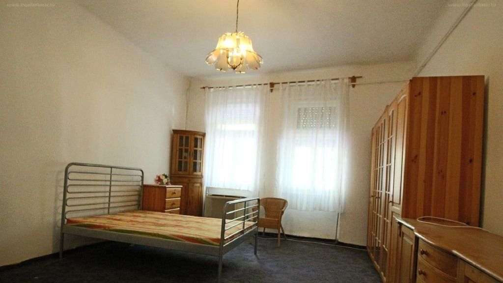 apartmanház
