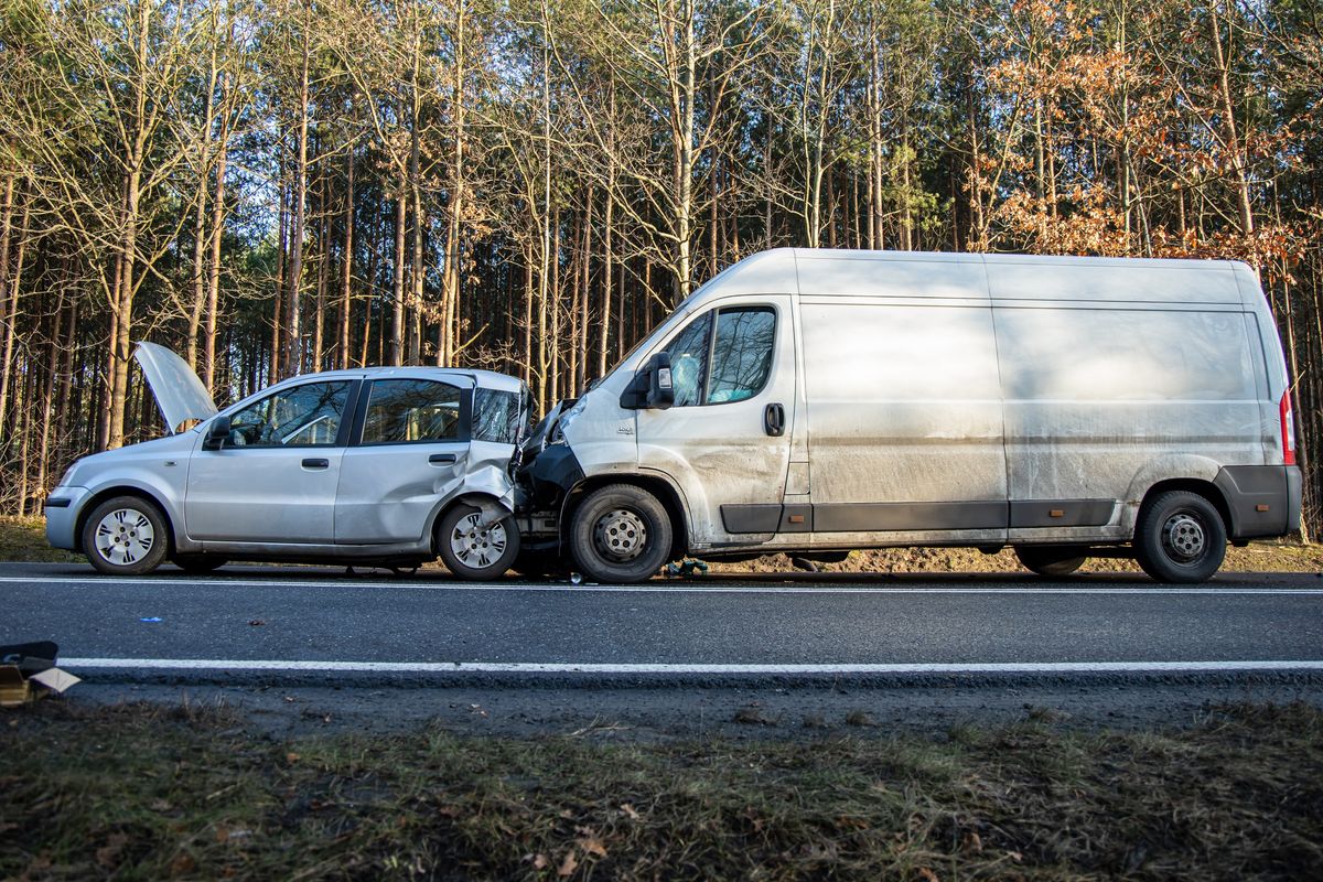 M44 , kisteherautó, személygépkocsi, ütközés