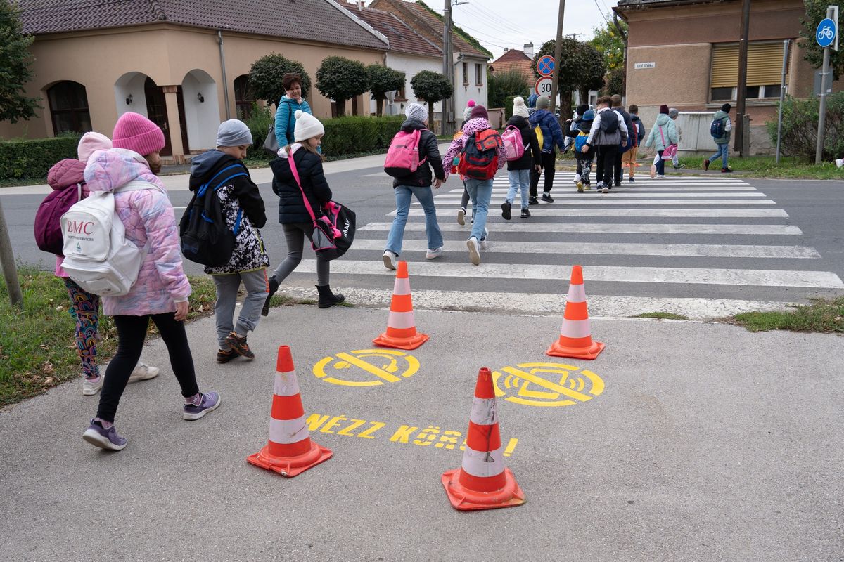 figyelemfelhívó piktogram, biztonság, közlekedés, gyalogosok