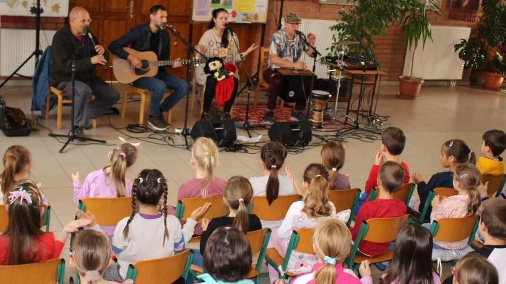 A szlovák iskolában a zenészek: Tarján Veronika, Mogyoró Kornél és Szokolay Dongó Balázs.