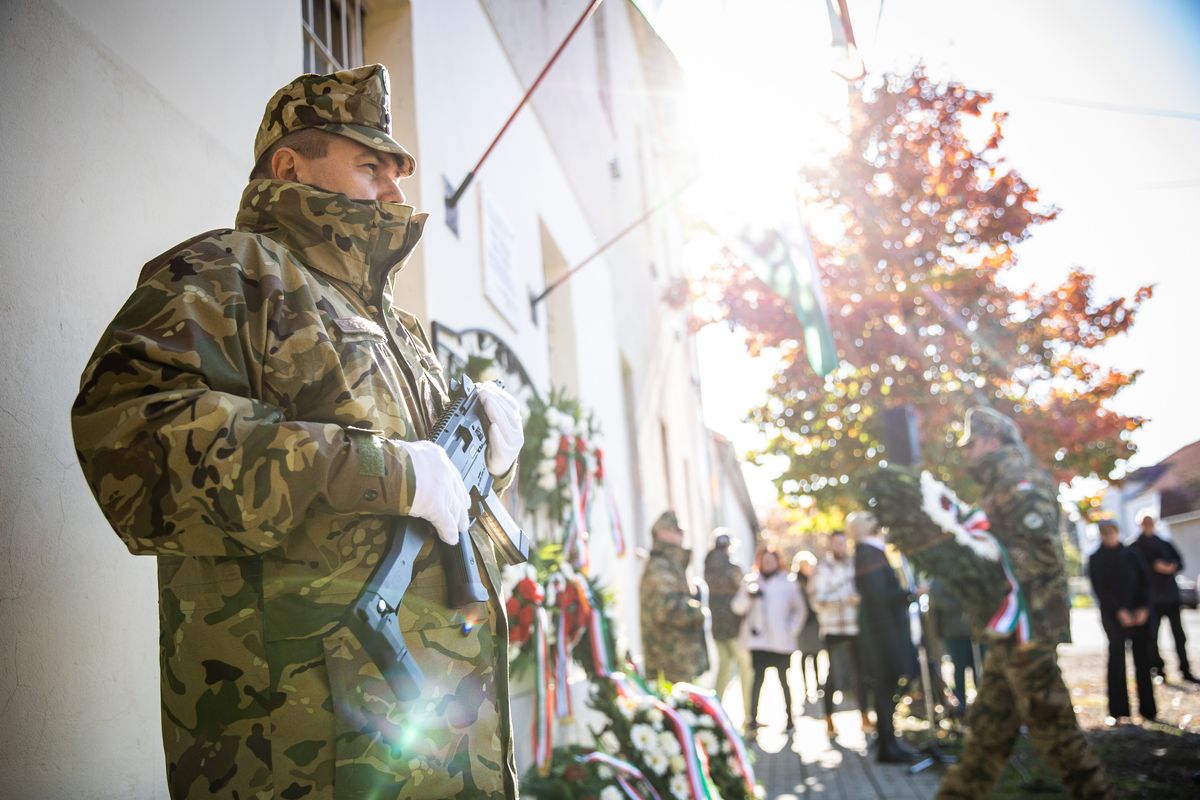 Többen megkoszorúzták a Mány Erzsébet és Farkas Mihály tiszteletére emelt emléktáblát a Kazinczy utcában