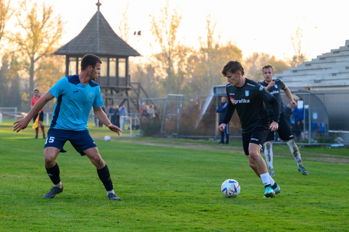 lila-fehér; Szarvasi FC; labdarúgás