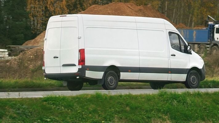 White,Delivery,Van,Speeding,Along,Scenic,Country,Road, embercsempész 