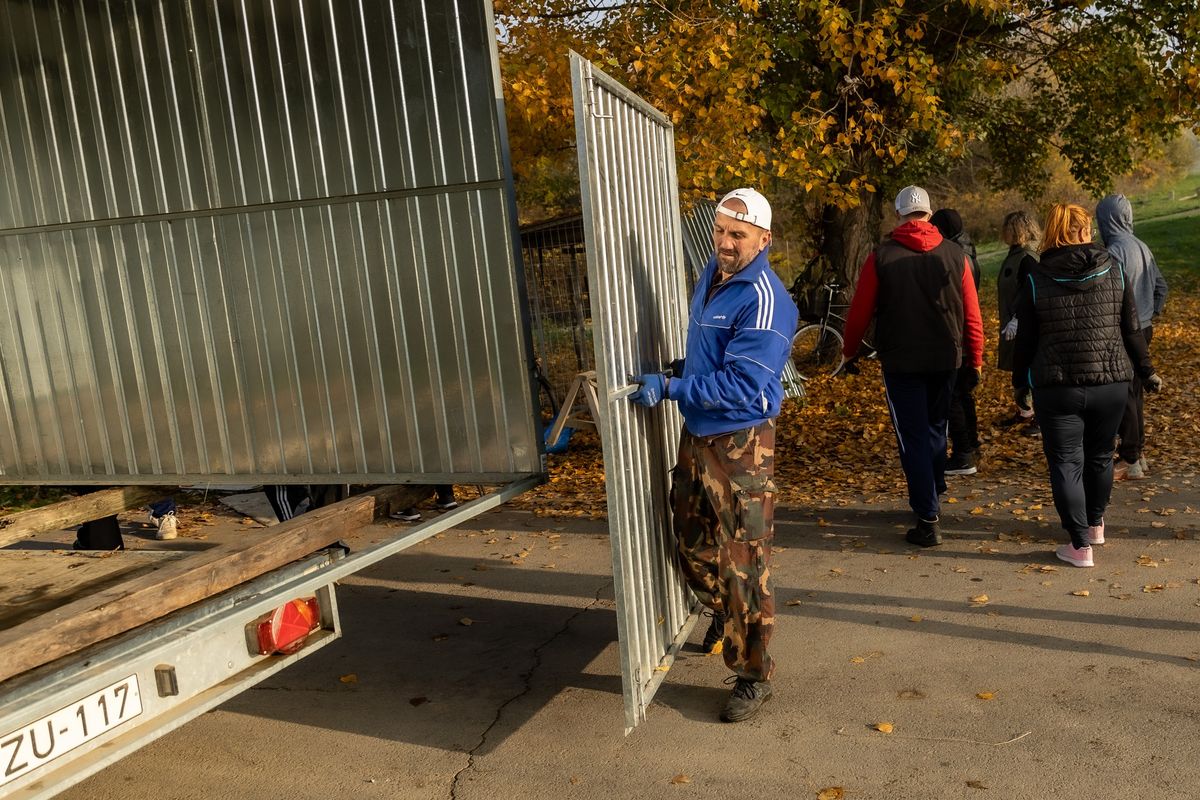 Kálmá Tibor maga is részt vett a békési kikötő téliesítésében