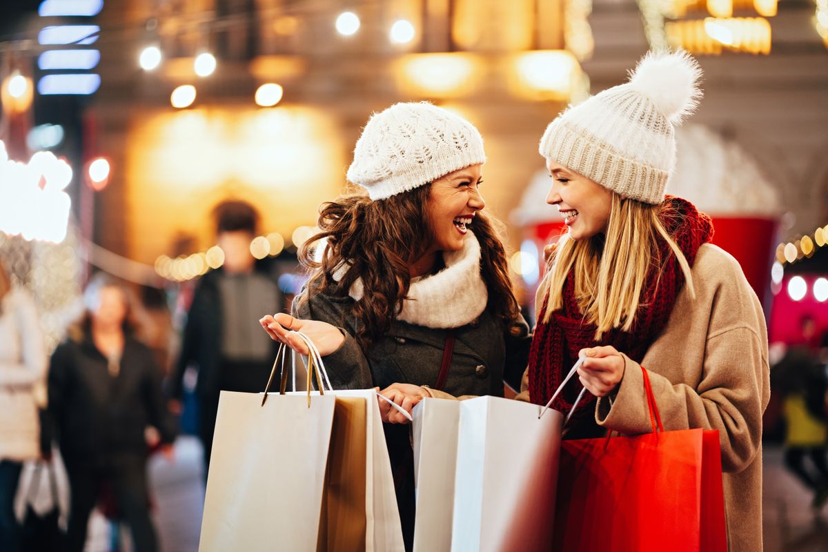 ünnep, Happy,Women,Friends,Are,Shopping,For,Presents,At,Christmas.,People, ajándékvásárlás