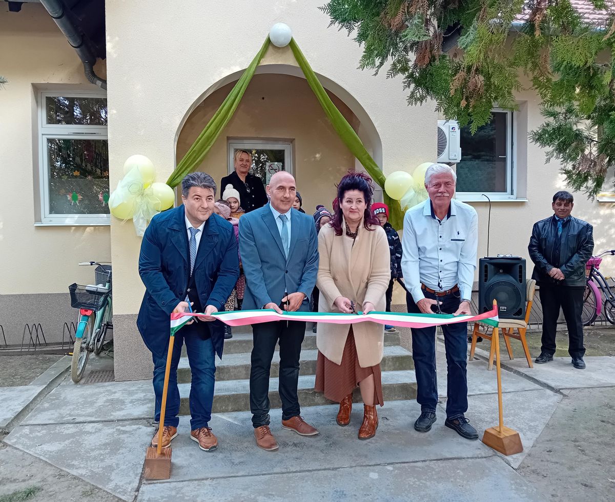  Az óvoda felújítását is megünnepelték: balról Erdős Norbert, Annus István, Ácsné Tejes Katalin Mónika óvodavezető, Hotorán Gábor a kivitelező képviselője