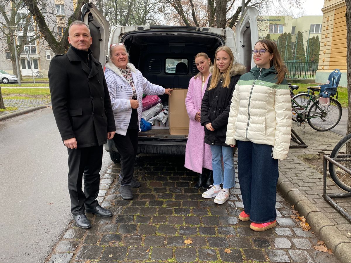 Az adományt pénteken reggel adták át az állatotthon számára.