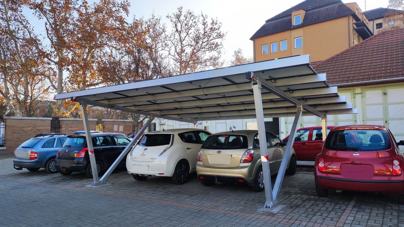 Napelemes fedést kapott a városházi parkoló