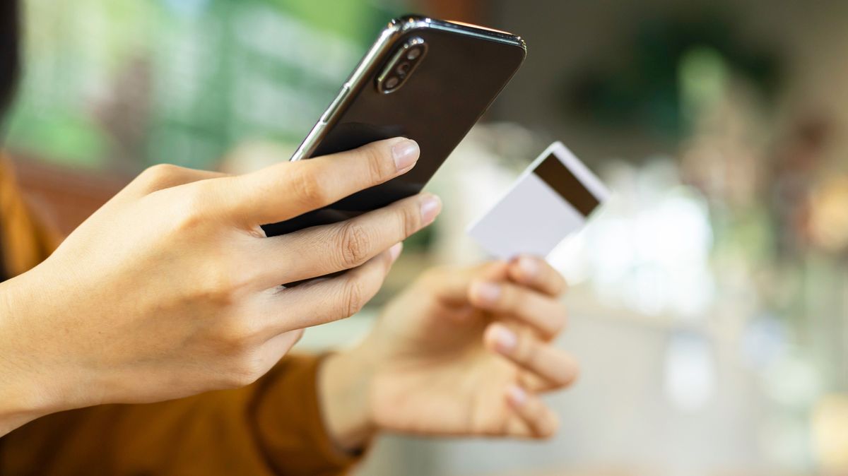 Close-up,Female,Hands,Holding,Credit,Card,And,Smartphone,,Young,Woman, internetes csalás