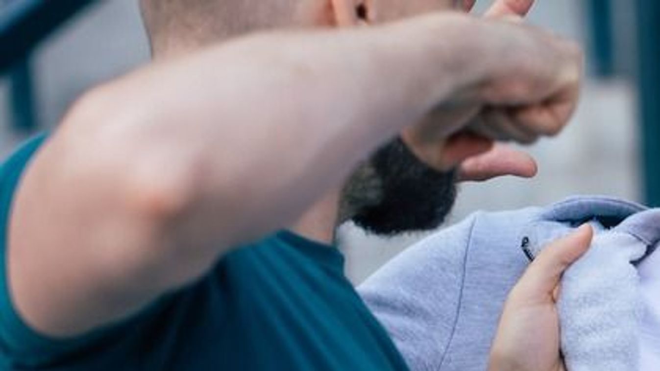 Falhoz nyomta, ököllel ütötte a részeg a tizenévest a pályaudvaron
