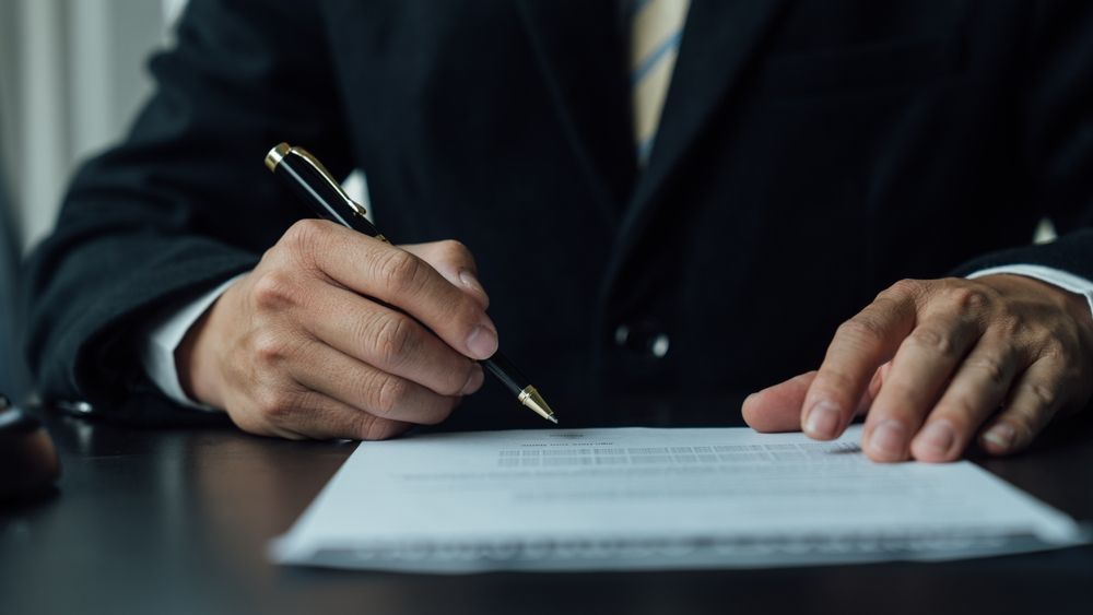 Legal,Consultant,And,Real,Estate,Attorney,Lawyer,Read,The,Building
