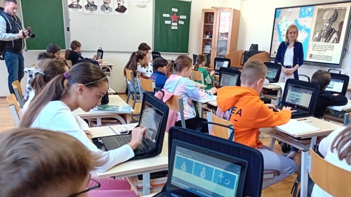  Laptopok uralják a mindennapokat, online térben is versengenek a diákok