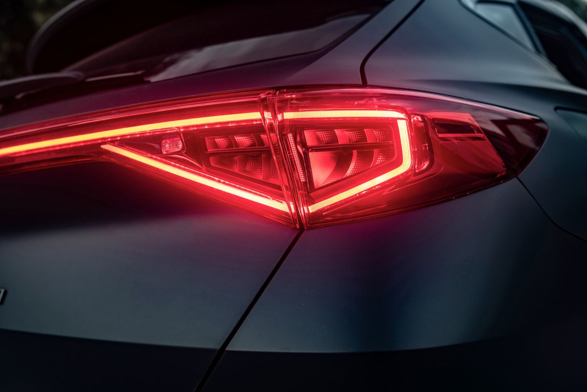 LED-izzó, rendőr, igazolás