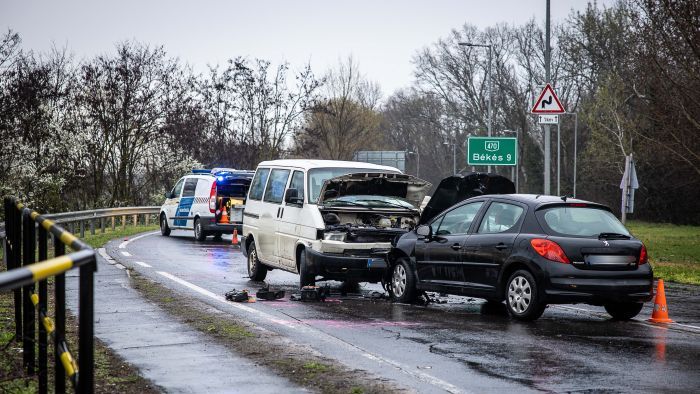 Frontálisan ütközött két személyautó Békéscsaba határában