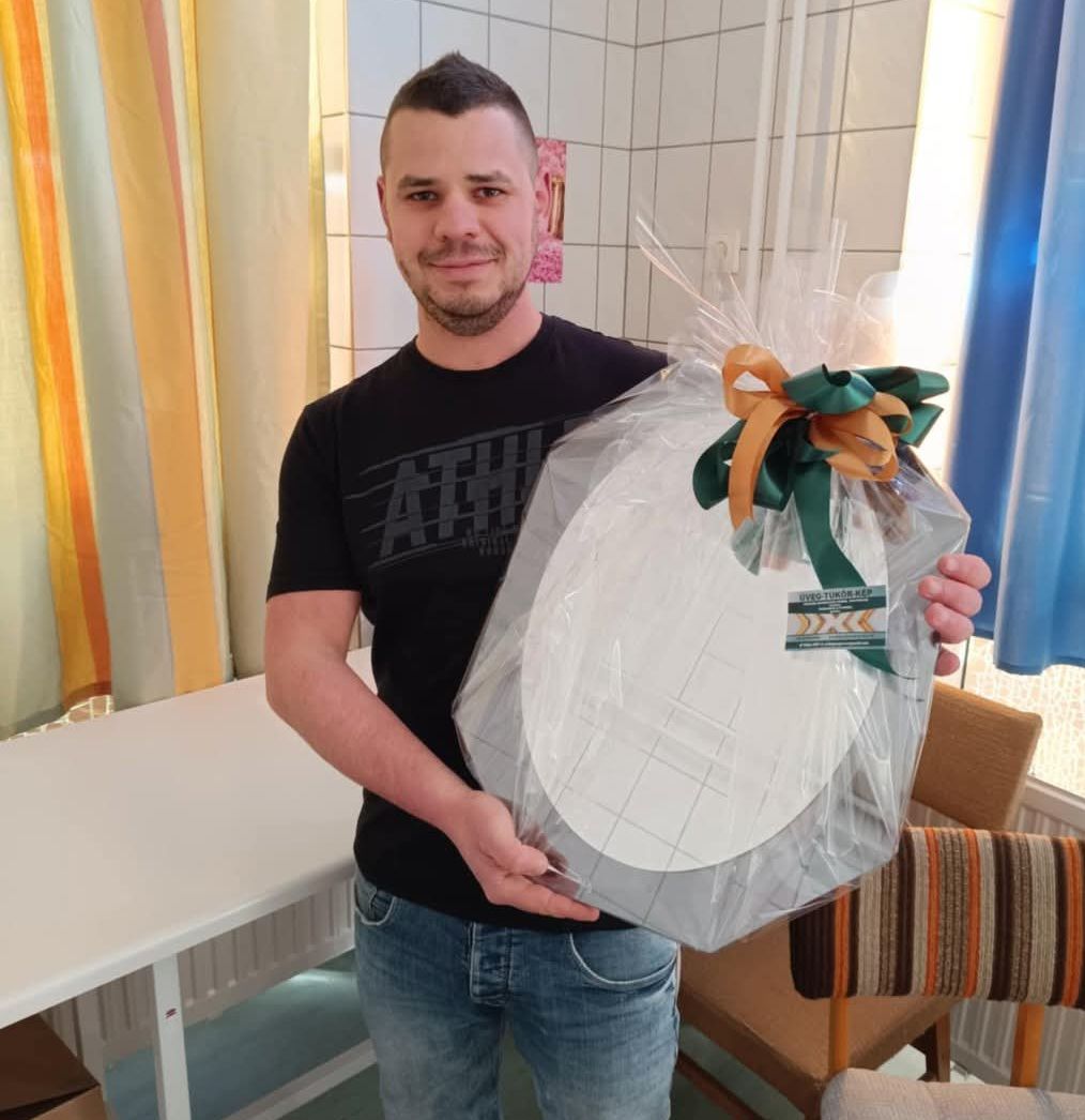 Zsikó Gergő 40. véradása után adományt vitt, egy általa készített tükröt, amit a véradók között kisorsolnak. Fotó: Facebook